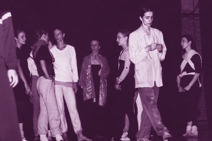 La inolvidable Pina Bausch en Buenos Aires, en 1980, cuando presentó su obra "Café Müller" y dio un workshop en el Teatro San Martín 