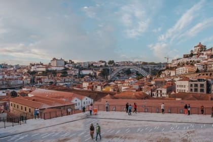 World of Wine tiene un gran patio central con vistas panorámicas al río Duero y a Oporto