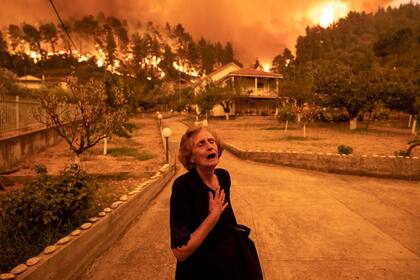 World Press Photo 2022.
Una mujer llora y grita mientras el fuego cerca su casa durante los incendios de Grecia en agosto de 2021.
KONSTANTINOS TSAKALIDIS (BLOOMBERG NEWS)