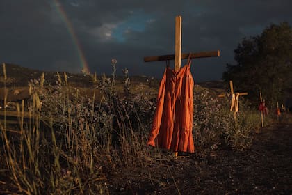 World Press Photo.
Hilera de cruces en memoria de los menores indígenas muertos en una de las instituciones abiertas en Kamloops, en British Columbia (Canadá).
AMBER BRACKEN (NEW YORK TIMES)