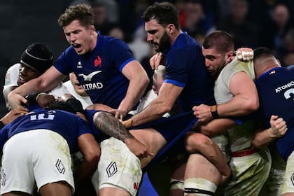 World Rugby buscará acortar los tiempos del maul; aquí, Thibaud Flament y Charles Ollivon encabezan una formación en el duelo de la semana pasada entre Francia e Inglaterra