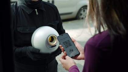 World se asoció con Rappi para permitir pedir un Orb a domicilio, hacer el escaneo de iris en el lugar y tener un "pasaporte de humanidad" (World ID)