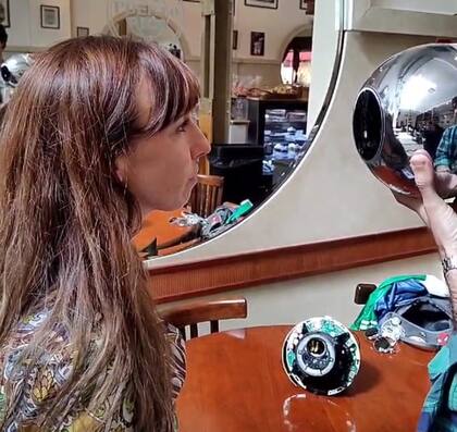 Worldcoin genera una suerte de firma digital unívoca basada en nuestro iris, que servirá luego para demostrar que somos personas reales; los nuevos integrantes reciben tokens de su criptomoneda