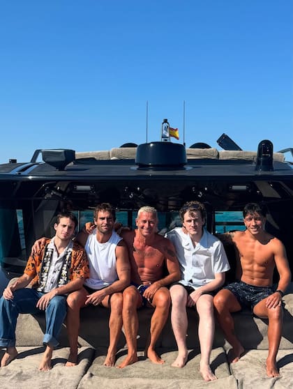 Wos, Nicolás Furtado, Marcelo Burlón, Louta y Licha Martínez, de vacaciones en Ibiza