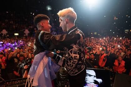 Wos saluda a Trueno luego de la final en el Luna Park. En noviembre, los dos viajarán a España para representar a Argentina en la Final Internacional de la Batalla de los Gallos