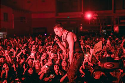 Wos sigue de gira, y ya agendó dos conciertos en la cancha de Argentinos Juniors
