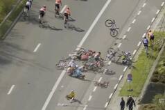 Wout Van Aert sufrió la fractura de una clavícula y varias costillas en una espectacular múltiple caída en el Tour de Flandes