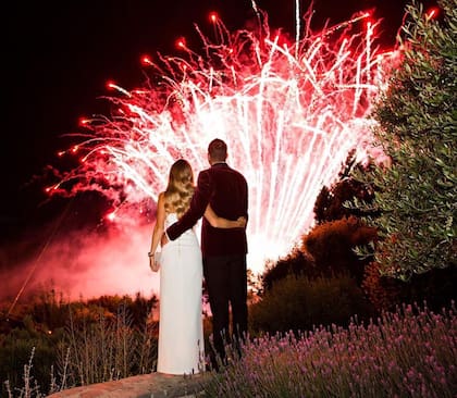 Los fuegos artificiales coronaron el fin de la fiesta, una boda exclusiva organizada sólo para ciento cincuenta invitados. 