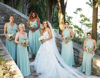 Serena Williams integró el cortejo de damas de honor que acompañó a la novia. 
