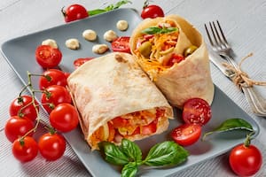 Wrap integral con hummus, espinaca, tomate cherry, zanahoria rallada y semillas de sésamo