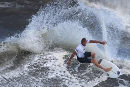 Wright tuvo que volver a aprender a caminar y surfear