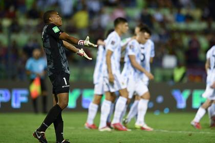 Wuilker Farinez protesta al aire: el arquero venezolano mostró su clase pero no pudo impedir la derrota de su selección