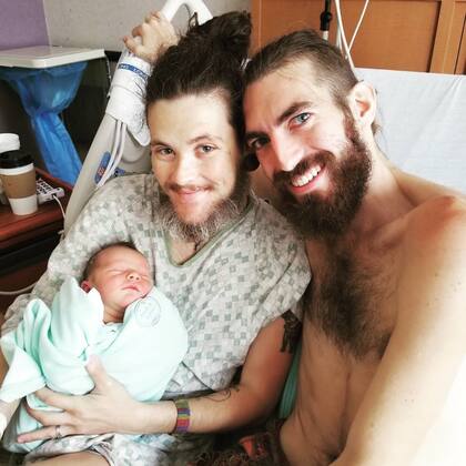 Wyley Simpson y Stephen Gaeth, junto al pequeño Rowan Fox