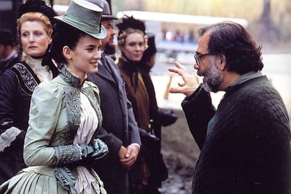 Winona Ryder recibe indicaciones del director durante el rodaje de Drácula