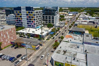 Wynwood queda en Miami, Florida, Estados Unidos, al norte del centro de la ciudad (Downtown) y al oeste de Miami Beach