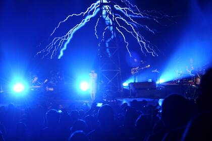 Tras 20 minutos de espera, Charly volvió a salir al escenario para ofrecerle un set de bises a su entusiasta audiencia
