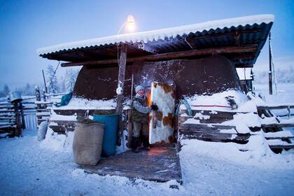 Habitante de Oymyakon cierra la puerta de un establo.