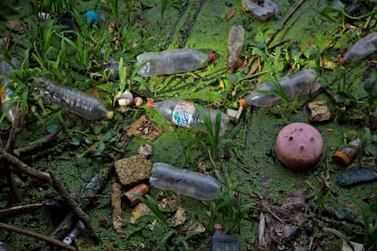 Miles de toneladas de basura se acumulan a la vera del río desde hace décadas