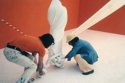 Jorge Eduardo Eielson y Michele Mulas durante la performance El Cuerpo de Giulia-no en la Bienal de Venecia de 1972