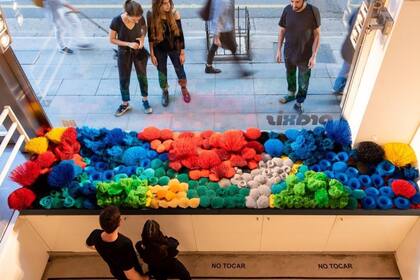 El origen de las especies, instalación realizada con escobillones, en Praxis (2018)