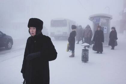 Una mujer de Yakutsk espera un ómnibus en el centro de la ciudad.