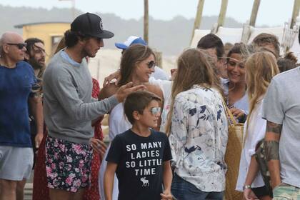 Pampita y Pico Mónaco saludaron a los fans que se acercaron a verlos