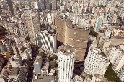 São Paulo desde el aire. "Era una helicóptero sin puerta... Me di cuenta que los fotógrafos perdemos el registro del peligro cuando una imagen es muy poderosa y nos atrapa"