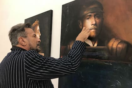 Zanetti corrige a último momento una pintura, ya colgada en la galería 