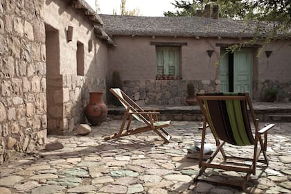 La vista desde el patio interno, que conforma la estructura en forma de U, muestra las ventanas del living que corresponden a la parte nueva de la casa. 