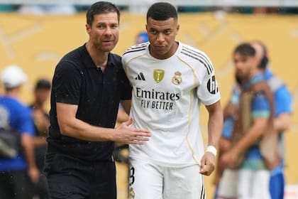 Xabi Alonso, con Kylian Mbappé, en su breve paso por Real Madrid