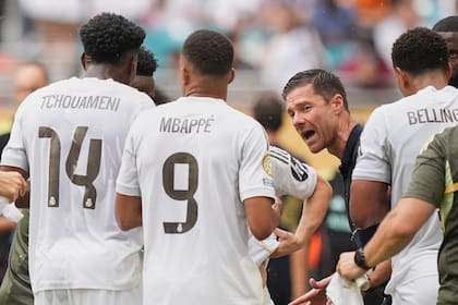 Xabi Alonso, direcotr técnico de Real Madrid, imparte instrucciones durante el "cooling break" ante Juventus en los octavos de final del Mundial de Clubes, en Miami; las pausas de hidratación, una en cada período, serán mandatorias en la Copa del Mundo.