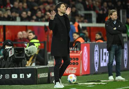Xabi Alonso es el entrenador de moda en Europa; el español creyó que Granit Xhaka estaba lesionado cuando el suizo festejaba su gol con una actuación.