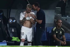 Xabi Alonso habla con Mastantuono, durante el partido entre Real Madrid y Osasuna