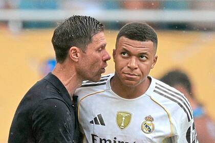 Xabi Alonso le da instrucciones a Mbappé