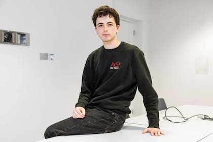 Xander Davies, líder del equipo rojo del Instituto de Seguridad de la IA, en las oficinas de la organización en Westminster. Crédito: Jeremie Souteyrat para The New York Times.
