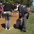 El golpe de salida de un golfista terminó en la bolsa de compras de una espectadora: qué dice la regla