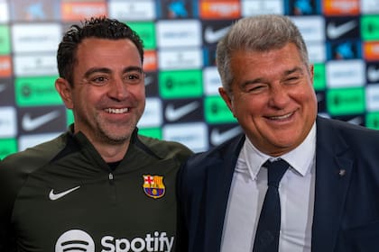 Xavi Hernández apuntó contra Laporta y reveló que fue el que impidió al regreso de Messi a Barcelona 2 Xavi Hernández junto a Joan Laporta; el exentrenador fue durísimo con el actual presidente y candidato a la relección en el Blaugrana