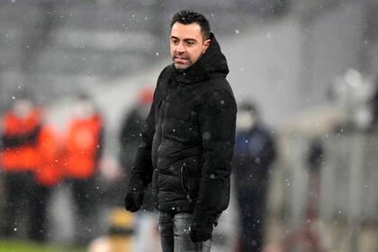 Xavi observa el partido desde la línea de cal