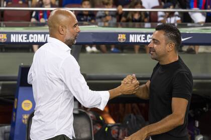 Xavi y Guardiola, en un amistoso entre Barcelona y Manchester City en el verano aueropeo pasado. El DT culé elogió hoy a su mentor