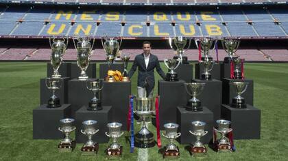 Xavi y su increíble colección de trofeos de su etapa como futbolista de Barcelona.