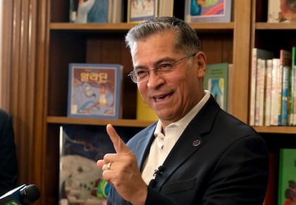 Xavier Becerra crece en la interna demócrata de California tras la salida de Swalwell