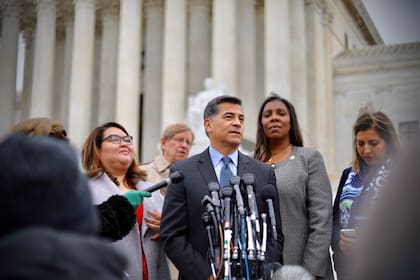 Xavier Becerra, de amplia trayectoria en cargos públicos y mano derecha de Joe Biden, se lanzó como candidato a suceder a Gavin Newsom
