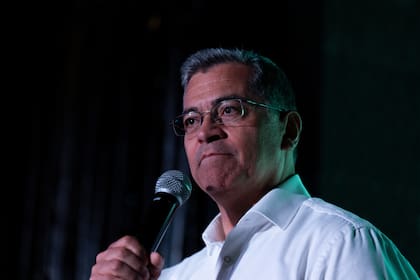 Xavier Becerra es hijo de inmigrantes mexicanos y fue el primero de su familia en obtener un título universitario