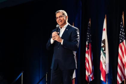 Xavier Becerra podría alcanzar un hito histórico como primer gobernador latino del estado en la era moderna