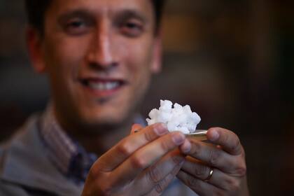 Xavier Moya con los cristales barocalóricos