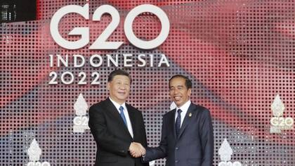 Xi Jinping (aquí con el presidente de Indonesia, Joko Widodo) se encontraba asistiendo a la cumbre del G20 en Bali.