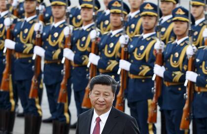 Xi Jinping, ayer, durante la ceremonia de bienvenida al rey Guillermo de Holanda, en Pekín