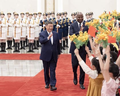 Xi Jinping durante una ceremonia de bienvenida para el presidente de la República de Mozambique, Daniel Francisco Chapo, en el Gran Palacio del Pueblo