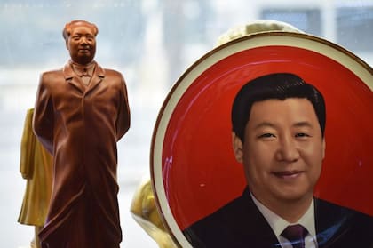 Xi Jinping lidera el Estado, el PCCh y el Ejército -"la santísima trinidad comunista", afirma Laje- y muchos lo consideran el gobernante chino más poderoso desde Mao.