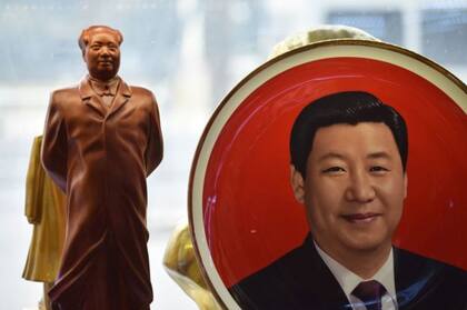 Xi Jinping lidera el Estado, el PCCh y el Ejército -"la santísima trinidad comunista", afirma Laje- y muchos lo consideran el gobernante chino más poderoso desde Mao